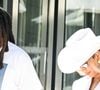 Sur les goûts des célébrités il a précisé : "Ils veulent des pizzas mais simples, des Marguerite, ils veulent manger un poulet… Mais de la bonne qualité".
Beyoncé (costume entièrement blanc associé à un chapeau de cow-boy) et son mari Jay-Z (porte un T-Shirt de la tournée de Beyonce 2025) à la sortie de la fondation Louis Vuitton à Paris, France, le 24 juin 2025. © Yehiel Chekroune/Bestimage