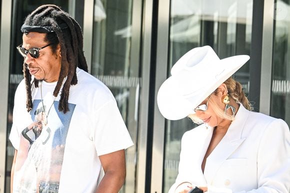 Sur les goûts des célébrités il a précisé : "Ils veulent des pizzas mais simples, des Marguerite, ils veulent manger un poulet… Mais de la bonne qualité". 

Beyoncé (costume entièrement blanc associé à un chapeau de cow-boy) et son mari Jay-Z (porte un T-Shirt de la tournée de Beyonce 2025) à la sortie de la fondation Louis Vuitton à Paris, France, le 24 juin 2025. © Yehiel Chekroune/Bestimage