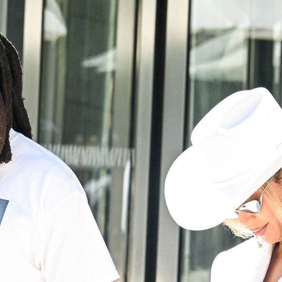 Sur les goûts des célébrités il a précisé : "Ils veulent des pizzas mais simples, des Marguerite, ils veulent manger un poulet… Mais de la bonne qualité". 

Beyoncé (costume entièrement blanc associé à un chapeau de cow-boy) et son mari Jay-Z (porte un T-Shirt de la tournée de Beyonce 2025) à la sortie de la fondation Louis Vuitton à Paris, France, le 24 juin 2025. © Yehiel Chekroune/Bestimage