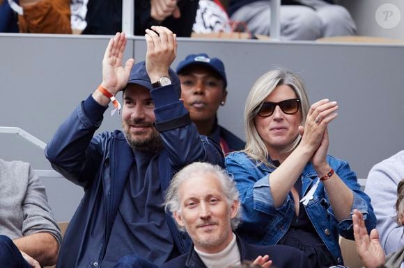 Kyan Khojandi et sa femme Christine Giua dans les tribunes au même moment dans les tribunes des Internationaux de France de tennis de Roland Garros 2024 à Paris, France, le 2 juin 2024. © Jacovides-Moreau/Bestimage