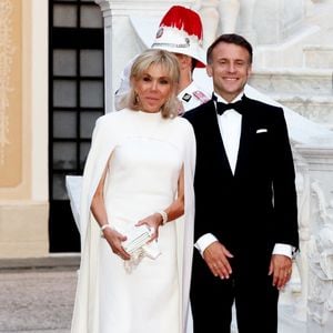 Le président Emmanuel Macron et sa femme  Brigitte Macron arrivant au dîner d'état en l'honneur de la visite du couple présidentiel français au palais princier à Monaco le 7 juin 2025.
© Dominique Jacovides / Bestimage
