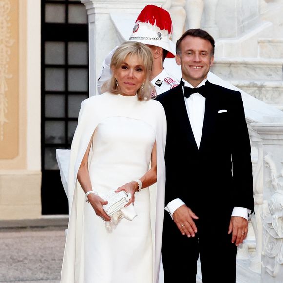 Le président Emmanuel Macron et sa femme  Brigitte Macron arrivant au dîner d'état en l'honneur de la visite du couple présidentiel français au palais princier à Monaco le 7 juin 2025.
© Dominique Jacovides / Bestimage