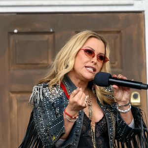 La star des années 2000 a vendu plus de 30 millions d'albums dans le monde.
Ile de Wight, Royaume-Uni. Anastacia fait une entrée remarquée sur scène à l'Isle of Wight Festival 2026. La chanteuse de "I'm Outta Love" a enthousiasmé la foule, les fans reprenant ses chansons en chœur lors de son set au festival. Backgrid UK/ Bestimage