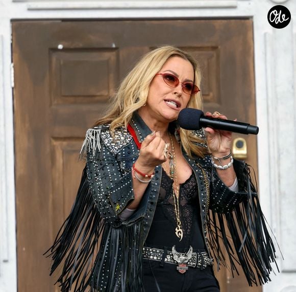 La star des années 2000 a vendu plus de 30 millions d'albums dans le monde.
Ile de Wight, Royaume-Uni. Anastacia fait une entrée remarquée sur scène à l'Isle of Wight Festival 2026. La chanteuse de "I'm Outta Love" a enthousiasmé la foule, les fans reprenant ses chansons en chœur lors de son set au festival. Backgrid UK/ Bestimage