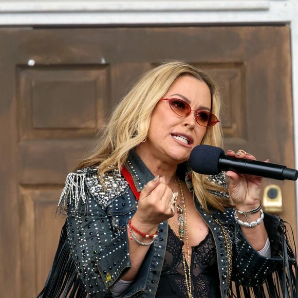 La star des années 2000 a vendu plus de 30 millions d'albums dans le monde.
Ile de Wight, Royaume-Uni. Anastacia fait une entrée remarquée sur scène à l'Isle of Wight Festival 2026. La chanteuse de "I'm Outta Love" a enthousiasmé la foule, les fans reprenant ses chansons en chœur lors de son set au festival. Backgrid UK/ Bestimage