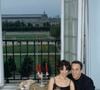 Thierry Ardisson est décédé le 14 juillet 2025 à l’âge de 76 ans des suites d’un cancer du foie.
En France, à Paris, dans le salon de leur appartement vide de la Rue de Rivoli, donnant sur le Jardin des Tuileries, Thierry Ardisson et sa femme Béatrice Ardisson le 7 mai 1999