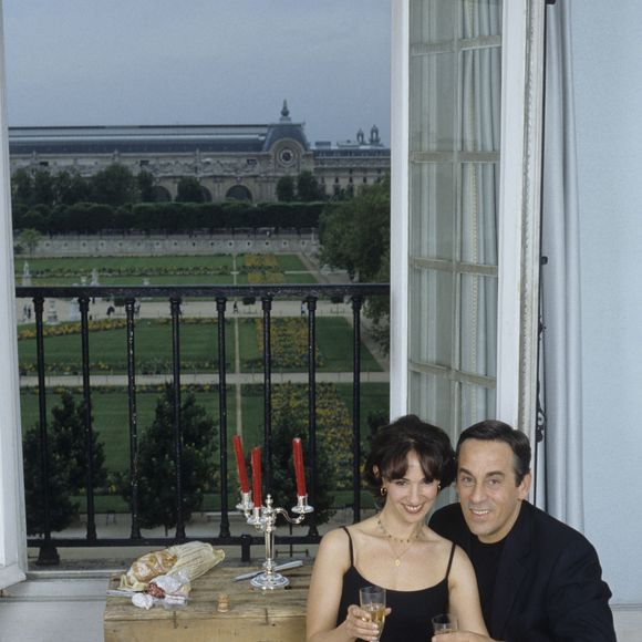 Thierry Ardisson est décédé le 14 juillet 2025 à l’âge de 76 ans des suites d’un cancer du foie. 

En France, à Paris, dans le salon de leur appartement vide de la Rue de Rivoli, donnant sur le Jardin des Tuileries, Thierry Ardisson et sa femme Béatrice Ardisson le 7 mai 1999