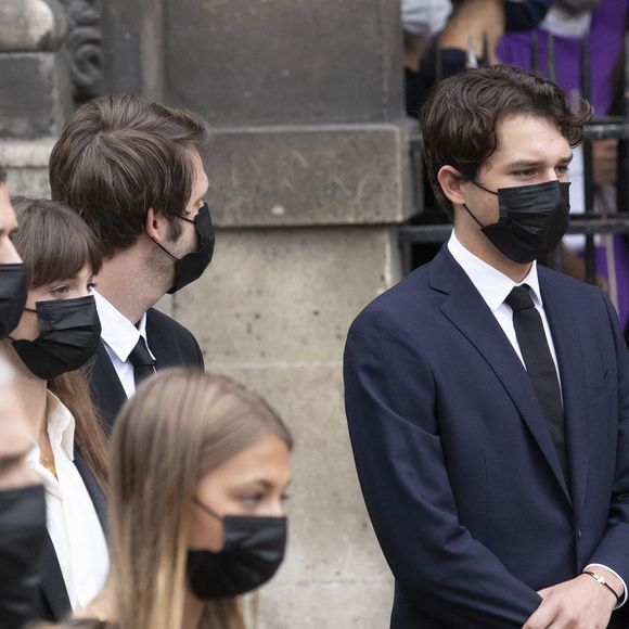 Victor, Annabelle, Alessandro, Giacomo, Stella et Paul Belmondo - Obsèques de Jean-Paul Belmondo en en l'église Saint-Germain-des-Prés, à Paris le 10 septembre 2021. © Cyril Moreau / Bestimage