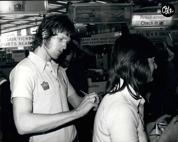 Le 5 mai 1976, des membres de l’équipe nationale anglaise de football, Ray Clemence, Mick Channon et Kevin Keegan, quittent l’aéroport d’Heathrow pour se rendre aux États-Unis, où ils participeront à la Coupe du Bicentenaire. Ils y disputeront des rencontres face à l’Italie, au Brésil et aux États-Unis.

Credit Image: Keystone Press Agency/ZUMA Press Wire