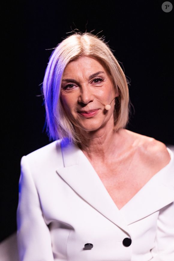 Entre décoration authentique chinée avec soin, effluves de lavande et plaisirs gourmands partagés avec sa maman, découvrez le refuge secret et chaleureux de la star.

Exclusif - Michele Laroque lors de l'enregistrement de l'émission "La chanson secrète N°14", présentée par Nikos Aliagas et diffusée le 26 décembre sur TF1, à Paris le 9 décembre 2025. © Jacovides-Moreau/Bestimage