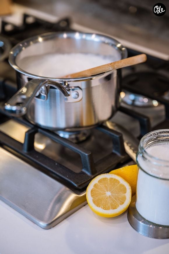 Pour cause : les astuces naturelles et faites maison s'imposent comme des alternatives écologiques et économiques.

Comment retirer des traces sur les parois de la douche ?
