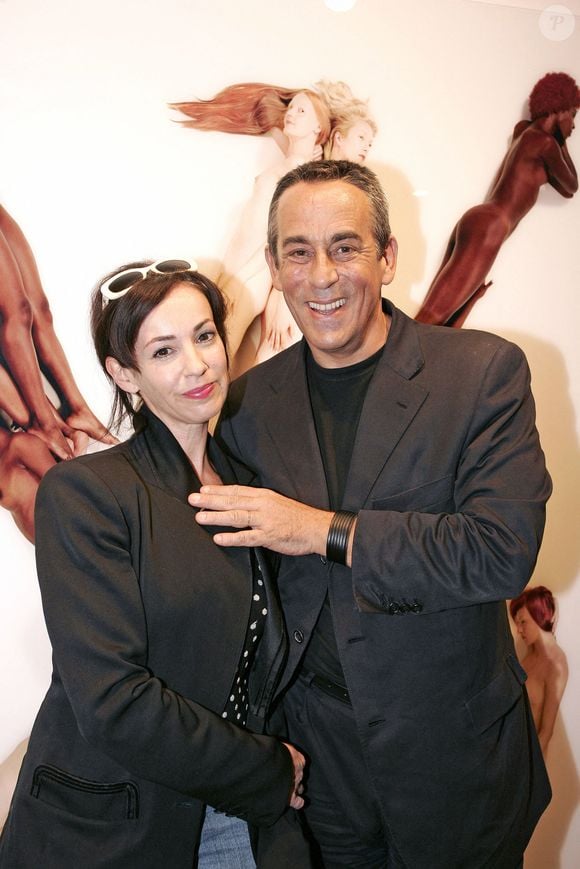 Le présentateur de télévision français Thierry Ardisson et son épouse Béatrice assistent à la soirée d'inauguration de 'L'espace Louis Vuitton' où se tient une exposition de la photographe britannique Vanessa Beecroft, sur l'avenue des Champs Elysées, à Paris, France, le 10 janvier 2006. Photo by Laurent Zabulon/ABACAPRESS.COM