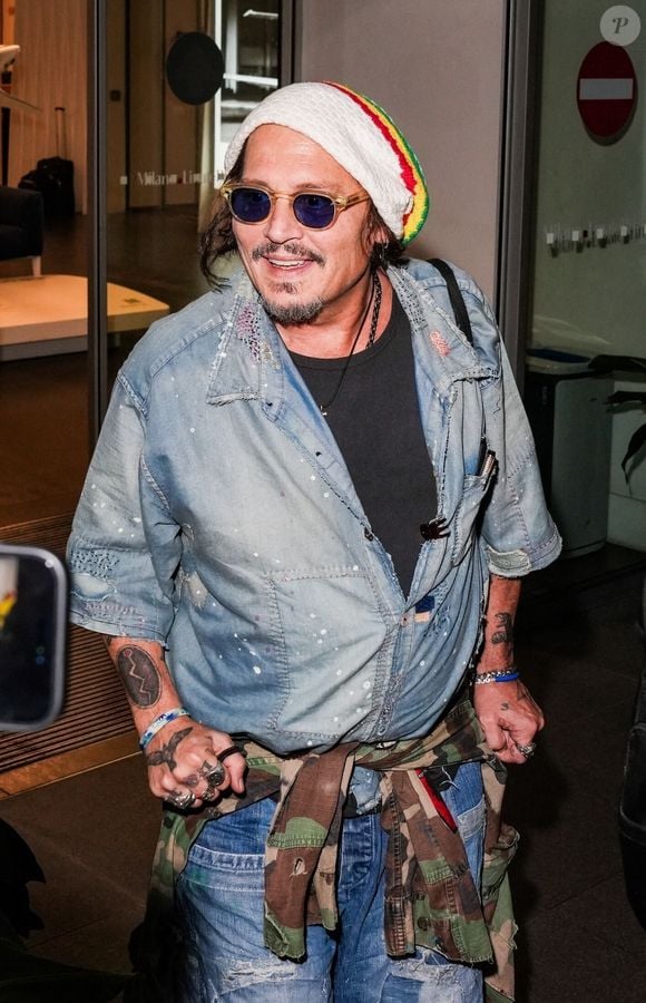 Aujourd'hui installé à Londres, Johnny Depp se dit souffrir de la surmédiatisation.

Johnny Depp à Milan.


Photo : Backgrid UK/ Bestimage