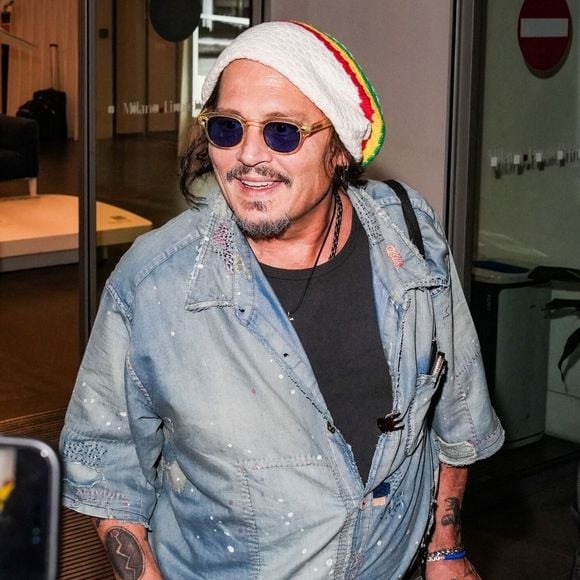Aujourd'hui installé à Londres, Johnny Depp se dit souffrir de la surmédiatisation.

Johnny Depp à Milan.


Photo : Backgrid UK/ Bestimage