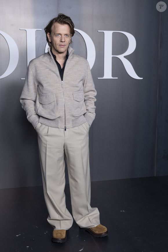 Alex Lutz au photocall du défilé Dior Homme à l'École-Militaire lors de la semaine de la mode masculine automne/hiver 2025-2026 à Paris, France, le 24 janvier 2025. © Olivier Borde/Bestimage