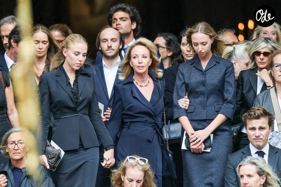 Les Bourbon des Deux-Siciles ont salué une femme partie "bien trop tôt". 

Camilla de Bourbon des Deux-Siciles , ses filles, la princesse Maria Carolina de Bourbon des Deux-Siciles et Maria Chiara de Bourbon des Deux-Siciles - Sortie des obsèques de Mathilde Favier en l'église Saint-Sulpice à Paris le 31 aout 2026. © Dominique Jacovides-Cyril Moreau/Bestimage