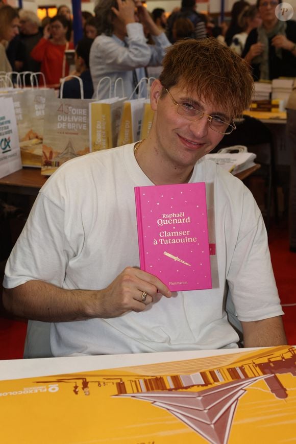 Il a même publié un livre.

Raphaël Quenard à la Hall Georges Brassens de Brive-la-Gaillarde pour la 43 ème Foire du Livre de Brive, le 8 novembre 2025. © Jean-Marc Lhomer/Bestimage