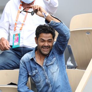 Il se rappelle : "Il parlait ou il faisait des blagues juste avant que les joueuses servent. Je me dis 'Aïe aïe aïe' et je lui envoie quelqu'un de la sécurité pour essayer de lui expliquer un petit peu ce qu'il ne faut pas faire."

Jamel Debbouze fait le show et perturbe le match en cours et l'arbitre . Jamel Debbouze, Patrick Bruel et Marc Ladreit de Lacharrière dans les tribunes des internationaux de France Roland Garros à Paris le 12 juin 2021. © Dominique Jacovides / Bestimage