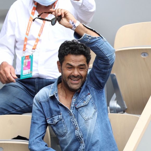 Il se rappelle : "Il parlait ou il faisait des blagues juste avant que les joueuses servent. Je me dis 'Aïe aïe aïe' et je lui envoie quelqu'un de la sécurité pour essayer de lui expliquer un petit peu ce qu'il ne faut pas faire."

Jamel Debbouze fait le show et perturbe le match en cours et l'arbitre . Jamel Debbouze, Patrick Bruel et Marc Ladreit de Lacharrière dans les tribunes des internationaux de France Roland Garros à Paris le 12 juin 2021. © Dominique Jacovides / Bestimage