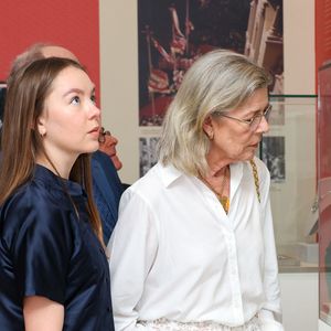 Visite de l’exposition « Le mariage du siècle » par S.A.S. le prince Albert II de Monaco, S.A.R. La princesse Caroline de Hanovre, S.A.S. la princesse Alexandra de Hanovre et les commissaires Thomas Fouilleron et Vincent Vatrican au palais princier de Monaco, le 17 juin 2026. © Jean-Charles Vinaj/Pool Monaco/Bestimage