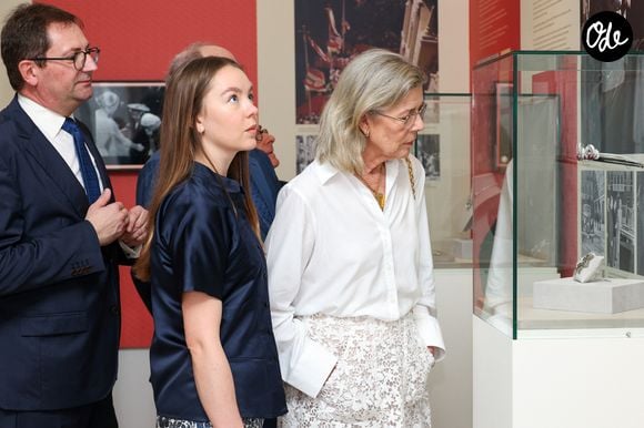 Visite de l’exposition « Le mariage du siècle » par S.A.S. le prince Albert II de Monaco, S.A.R. La princesse Caroline de Hanovre, S.A.S. la princesse Alexandra de Hanovre et les commissaires Thomas Fouilleron et Vincent Vatrican au palais princier de Monaco, le 17 juin 2026. © Jean-Charles Vinaj/Pool Monaco/Bestimage