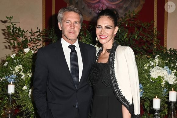 Mais depuis l'officialisation de leur rupture, le prince de Venise semble totalement comblé aux côté d'Adriana Abascal, une femme d'affaires mexicaine et ex-Miss Mexique 1988 

le prince Emmanuel-Philibert de Savoie, Adriana Abascal - Concerto pour la paix de Omar Harfouch dans la chambre de députés à Rome en Italie le 29 avril 2025. (SGP / BESTIMAGE).