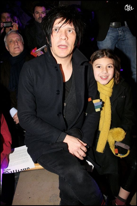 Le musicien confiait par ailleurs n'avoir qu'un cercle très restreint : "Je fréquente très peu de personnes, je n'ai pas d'amis. La seule cour que j'ai autour de moi, c'est mes enfants"... 

Nicola Sirkis et sa fille Théa lors du défilé de mode John Galliano, automne hiver 2010-2011 à Paris. Crédit Bertrand Rindoff Petroff / Bestimage