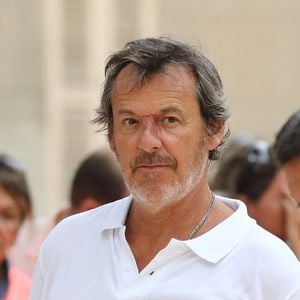 Jean-Luc Reichmann lors du trophée de pétanque "Sénéquier 209" sur la place des Lices à Saint-Tropez, Côte d'Azur, France, le 22 août 2019.