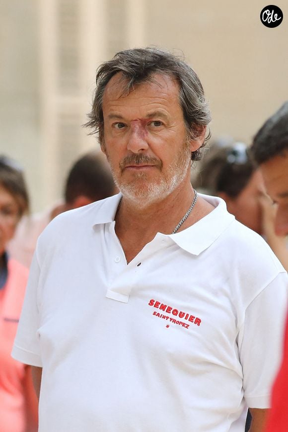 Jean-Luc Reichmann lors du trophée de pétanque "Sénéquier 209" sur la place des Lices à Saint-Tropez, Côte d'Azur, France, le 22 août 2019.