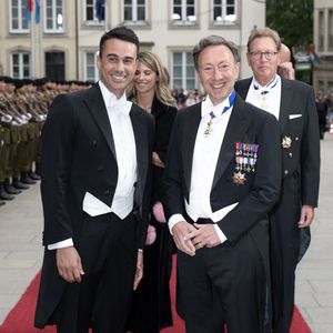 Stephane Bern et Yori Bailleres assistent à un dîner de gala au Palais grand-ducal lors de l'abdication du Grand-Duc Henri de Luxembourg et de l'accession au trône de Son Altesse Royale le Prince héritier Guillaume le 03 octobre 2025 à Luxembourg, Luxembourg. Photo by David NIVIERE/ABACAPRESS.COM