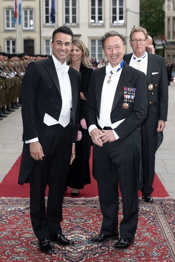 Stephane Bern et Yori Bailleres assistent à un dîner de gala au Palais grand-ducal lors de l'abdication du Grand-Duc Henri de Luxembourg et de l'accession au trône de Son Altesse Royale le Prince héritier Guillaume le 03 octobre 2025 à Luxembourg, Luxembourg. Photo by David NIVIERE/ABACAPRESS.COM