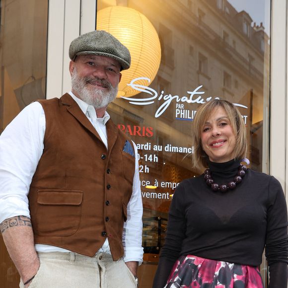 Philippe Etchebest aux côtés de sa femme, ils posent devant le nouveau restaurant récemment ouvert par le chef.

Le chef Philippe Etchebestet sa femme Dominique - Le chef Philippe Etchebest ouvre son restaurant éphémère "Signature" 25 rue Sedaine à Paris dans le 11ème arrondissement. © Jean-Marc Lhomer/Bestimage