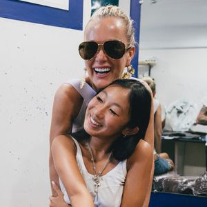 Selon nos confrères de "Paris Match", ce combat éprouvant a finalement trouvé son épilogue avec la vente de la propriété de Marnes-la-Coquette, cédée — ou plutôt "bradée" — pour 7 millions d’euros. 

Exclusif - Jade et Joy, les filles de Laeticia Hallyday, sont allées se faire tatouer "Mamour" en hommage à l'histoire d'amour de leurs parents. Laeticia a toujours appelé Johnny "Mamour".  © Sam Delpech / Bestimage