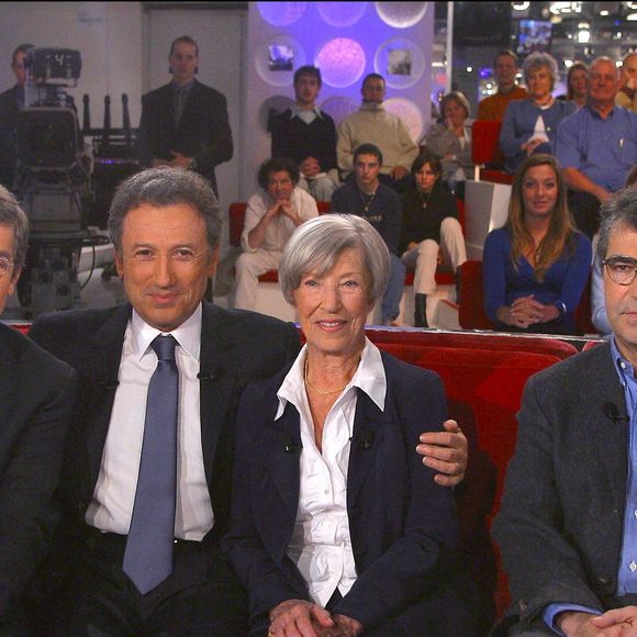 Paris-France, 26 novembre 2003. Michel Drucker, Jeanne de Funès et ses deux fils Patrick et Olivier lors de l'enregistrement de l'émission "Vivement Dimanche". Photo de Datchary Jean-Jacques/ABACA