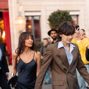Cruz Beckham et sa compagne Jackie Apostel sortent de l'hôtel La Réserve Paris - Hotel and Spa pour se rendre au défilé de Victoria en marge de la Fashion Week de Paris (PFW), à Paris, France, le 7 mars 2025. © Tiziano da Silva/Bestimage