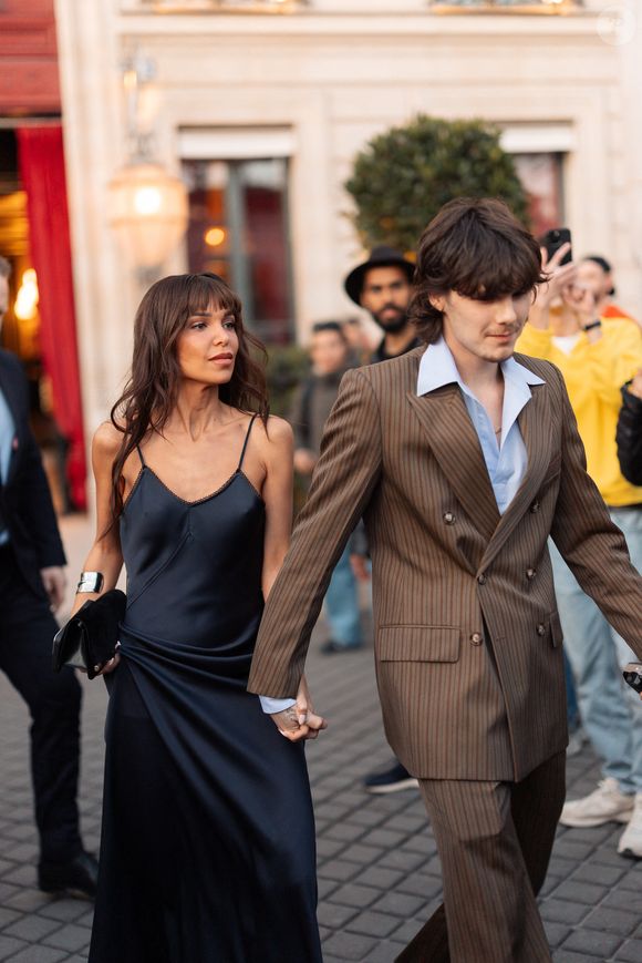 Cruz Beckham et sa compagne Jackie Apostel sortent de l'hôtel La Réserve Paris - Hotel and Spa pour se rendre au défilé de Victoria en marge de la Fashion Week de Paris (PFW), à Paris, France, le 7 mars 2025. © Tiziano da Silva/Bestimage