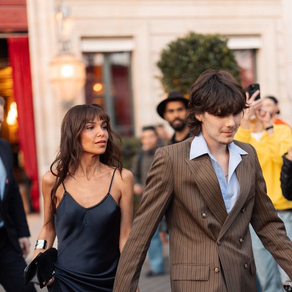 Cruz Beckham et sa compagne Jackie Apostel sortent de l'hôtel La Réserve Paris - Hotel and Spa pour se rendre au défilé de Victoria en marge de la Fashion Week de Paris (PFW), à Paris, France, le 7 mars 2025. © Tiziano da Silva/Bestimage