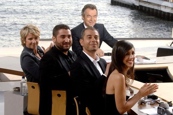 Sur le plateau de l'émission de Michel Denisot, elle a montré ses talents de chroniqueuse et d'intervieweuse...

Elise Chassaing, Ali Baddou, Mouloud Achour, Ariane Massenet et Michel Denisot lors de la diffusion de l'émission 'Le Grand Journal' sur Canal Plus sur la plage du Martinez pendant le 63ème Festival de Cannes à Cannes, France le 20 mai 2010. Photo Giancarlo Gorassini/Abaca