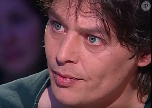 Ari Boulogne est décédé à l'âge de 50 ans. 

Ari Boulogne (né Christian Aaron Paffgen, fils illégitime d'Alain Delon) dans l'émission "Tout le monde en parle" d'Ardisson en 2001. © Capture TV France 2 via Bestimage