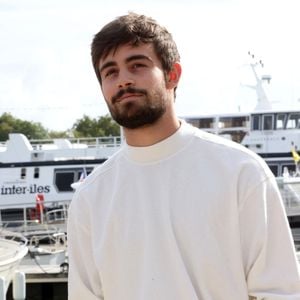 "J'ai beaucoup appris de Pierre, de l'acteur puis de la personne", a notamment écrit Clément Rémiens.
Clément Rémiens de "Ici tout commence" - Festival de la Fiction de La Rochelle. Le 18 septembre 2021 © Jean-Marc Lhomer / Bestimage