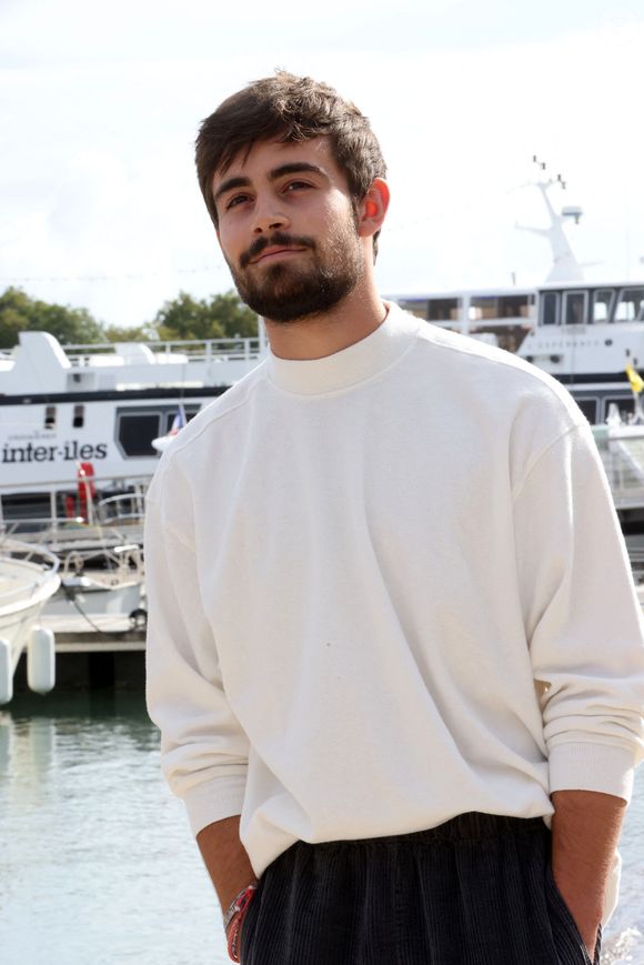 "J'ai beaucoup appris de Pierre, de l'acteur puis de la personne", a notamment écrit Clément Rémiens.
Clément Rémiens de "Ici tout commence" - Festival de la Fiction de La Rochelle. Le 18 septembre 2021 © Jean-Marc Lhomer / Bestimage