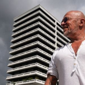 Depuis 2018, il réalise aussi des toiles, empreintes de couleurs et d'originalité. 

Le chanteur et musicien français Pascal Obispo, photographié sur la Coulée verte dans le quartier Balard à Paris, France, le 29 août 2023. Photo par Marc Charuel/Abaca