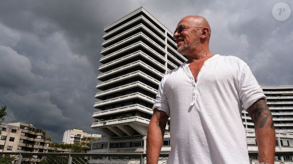 Depuis 2018, il réalise aussi des toiles, empreintes de couleurs et d'originalité. 

Le chanteur et musicien français Pascal Obispo, photographié sur la Coulée verte dans le quartier Balard à Paris, France, le 29 août 2023. Photo par Marc Charuel/Abaca