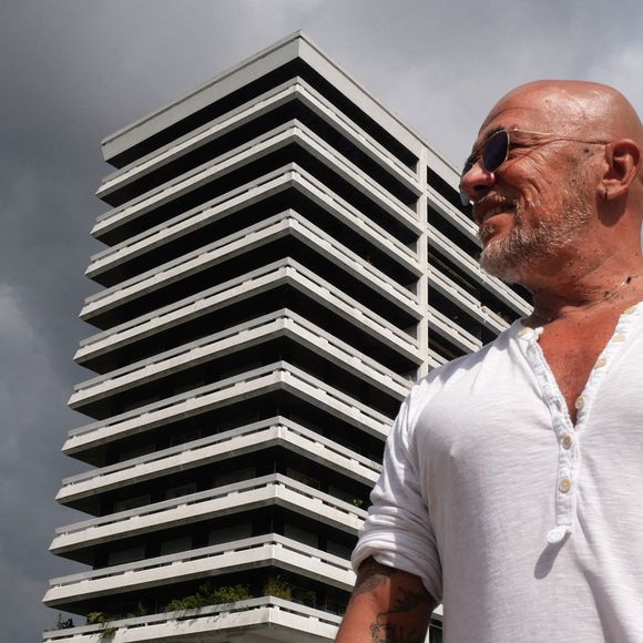 Depuis 2018, il réalise aussi des toiles, empreintes de couleurs et d'originalité. 

Le chanteur et musicien français Pascal Obispo, photographié sur la Coulée verte dans le quartier Balard à Paris, France, le 29 août 2023. Photo par Marc Charuel/Abaca