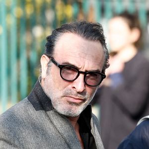 Jean Dujardin - Arrivées aux obsèques de Bruno Salomone en l'église Sainte-Anne de Polangis de Joinville-le-Pont (Val-de-Marne) le 23 mars 2026. © Cyril Moreau Dominique Jacovides / Bestimage