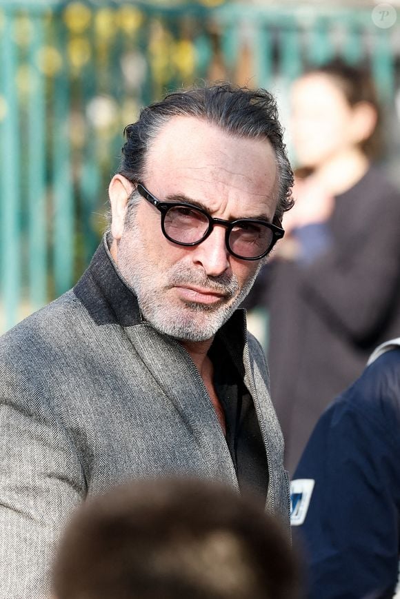 Jean Dujardin - Arrivées aux obsèques de Bruno Salomone en l'église Sainte-Anne de Polangis de Joinville-le-Pont (Val-de-Marne) le 23 mars 2026. © Cyril Moreau Dominique Jacovides / Bestimage