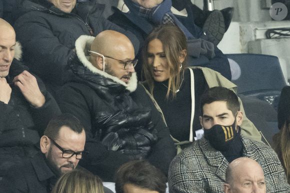 Vitaa (enceinte de son 3ème enfant) et son mari Hicham Bendaoud, Nikola Karabatic - People lors de la huitième de finale aller de la Ligue des champions entre le PSG et le Real Madrid au Parc des Princes à Paris le 15 février 2022. © Cyril Moreau/Bestimage