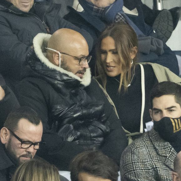 Vitaa (enceinte de son 3ème enfant) et son mari Hicham Bendaoud, Nikola Karabatic - People lors de la huitième de finale aller de la Ligue des champions entre le PSG et le Real Madrid au Parc des Princes à Paris le 15 février 2022. © Cyril Moreau/Bestimage