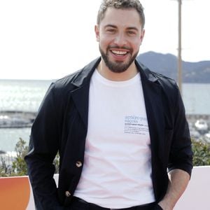 Et pourtant, la maison est située à Fuissé, commune connue pour son vin blanc.

Marwan Berreni lors du photocall de "Plus Belle La Vie" lors du festival Cannes Series 2022. Cannes le 23 avril 2022.
© Denis Guignebourg/Bestimage