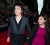 Nicola Sirkis a ainsi toujours su rattraper ces périodes et jouer, hors scène, son rôle : "Mon quotidien ressemble à celui d’un père qui va chercher ses enfants à l’école"...

Nicola Sirkis et sa fille Théa à la première du film "Jurassic World" à l'Ugc Normandie à Paris le 29 mai 2015. Crédit Olivier Borde / Bestimage